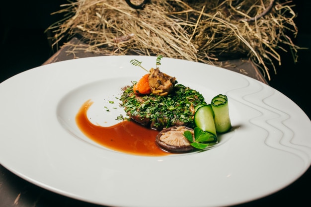 Steak de boeuf décoré avec des oignons verts