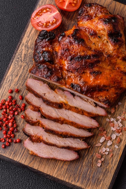 Un steak de bœuf délicieux et juteux sur un fond sombre.