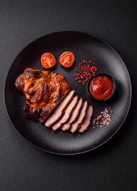 Un steak de bœuf délicieux et juteux sur un fond sombre.