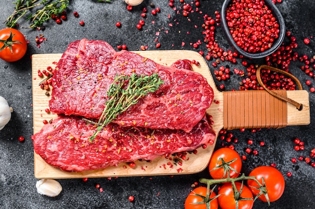 Steak de bœuf Denver en marbre sur une planche à découper