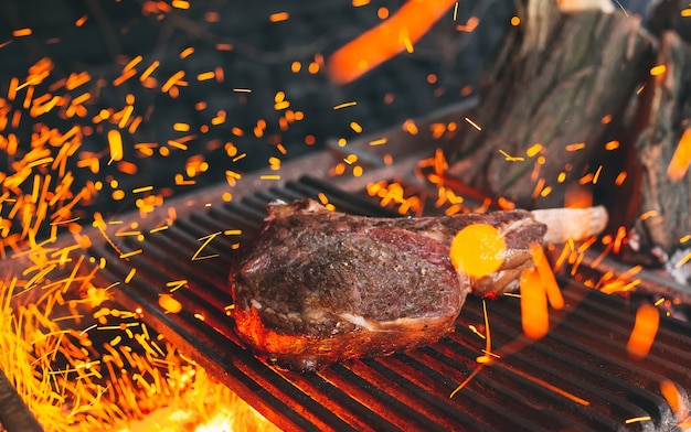 Le steak de boeuf est cuit sur le feu. BBQ de côtes de boeuf.