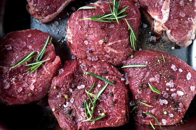 steak de boeuf filet mignon, vue de dessus de viande de boucherie crue. coupe de filet frais