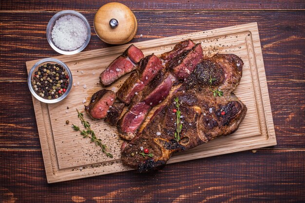 Steak de boeuf sur un fond en bois