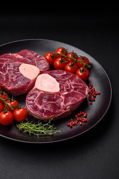 Steak de bœuf frais cru avec des os ou ossobuco avec des épices salées et des herbes