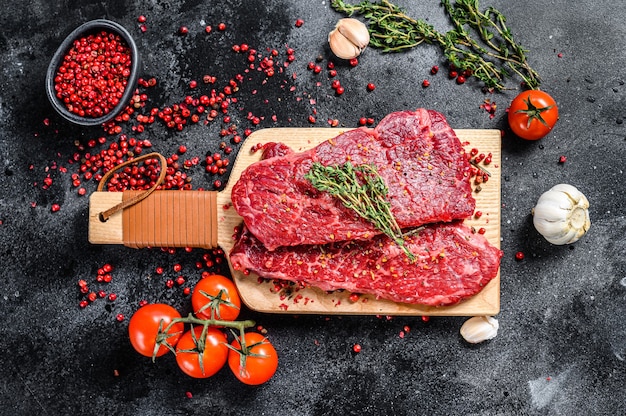 Steak de boeuf frais sur la table