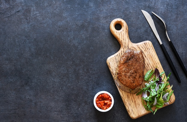 Steak de boeuf frit moyen avec salade mixte