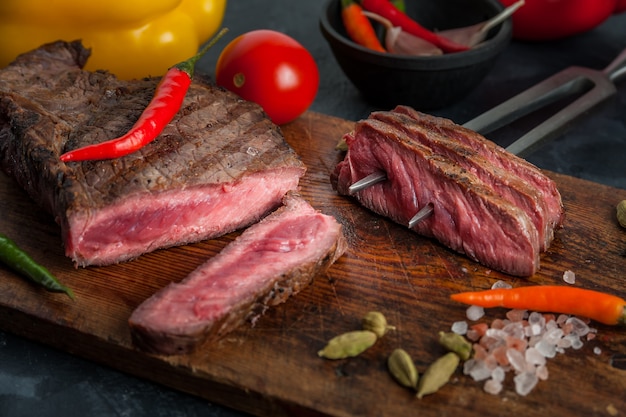 Steak de boeuf frit sur planche de bois