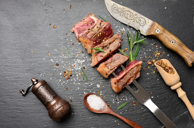 Steak de boeuf frit tranché aux épices, degré de cuisson rare, vue du dessus