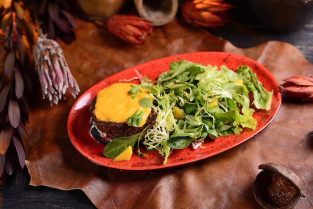 Steak de boeuf avec fromage cheddar et salade de laitue