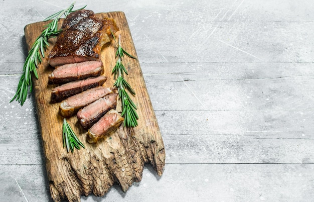 Steak de bœuf grillé au romarin et épices