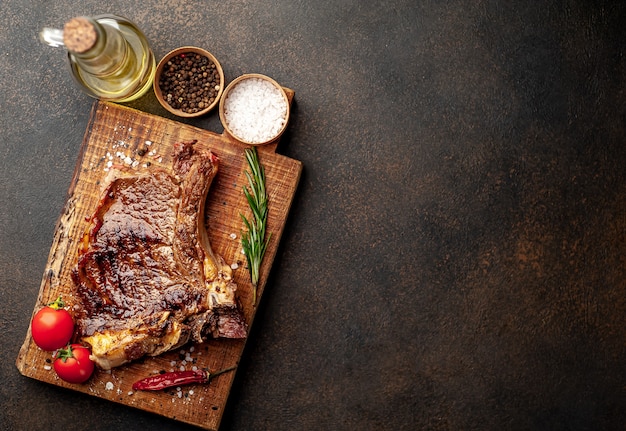 steak de boeuf grillé aux épices sur un fond de pierre avec copie espace