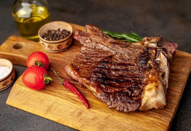 steak de boeuf grillé aux épices sur une pierre