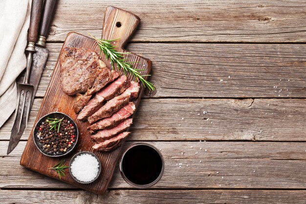 Steak de boeuf grillé aux épices sur une planche à découper