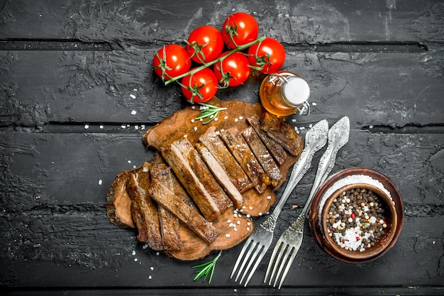 Steak de bœuf grillé aux épices et tomates