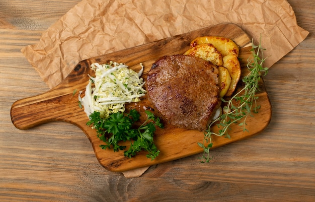 Steak de boeuf grillé chivas avec pommes de terre et légumes verts