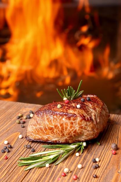 Steak de boeuf grillé sur fond de feu. mise au point sélective