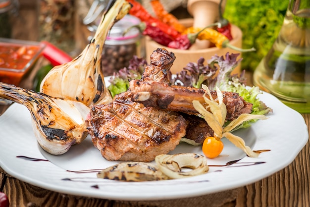 Steak de boeuf grillé sur le gril