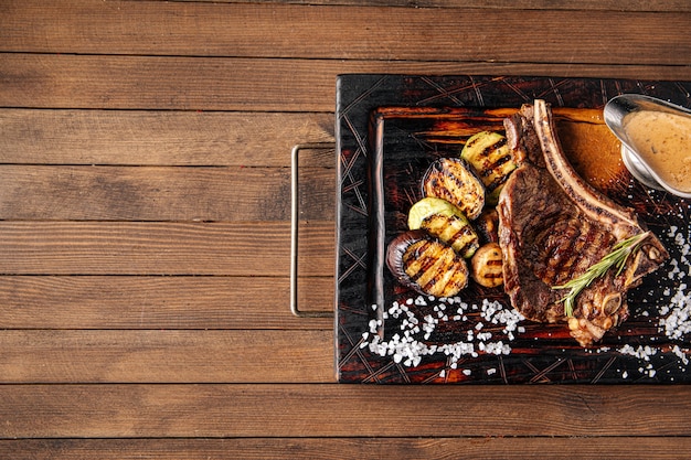 Steak de boeuf grillé avec légumes et sauce