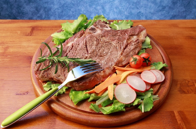 steak de bœuf grillé avec des légumes