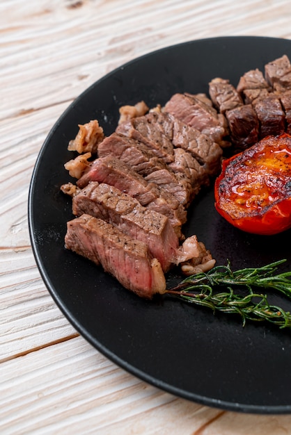 Steak de boeuf grillé mi-saignant