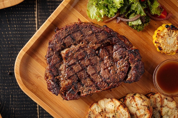 Steak de boeuf grillé avec salade et sauce