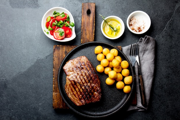 Steak de boeuf grillé servi sur une plaque en fonte