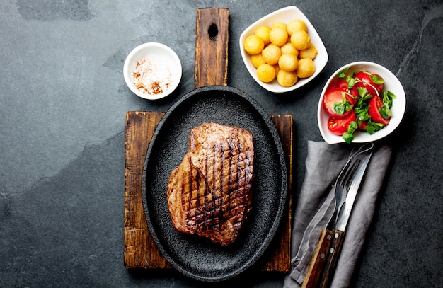 Steak de boeuf grillé servi sur une plaque en fonte