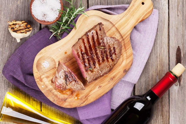 Steak de bœuf grillé et vin