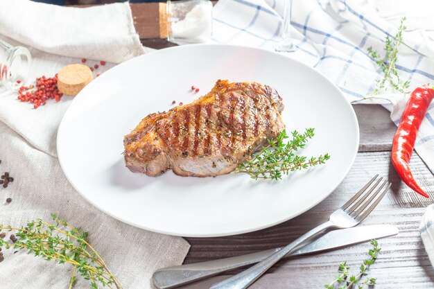 Steak de boeuf grillé