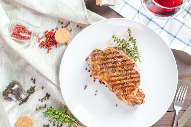 Steak de boeuf grillé