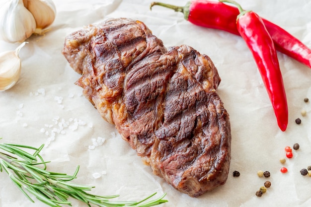 Steak de boeuf grillé.