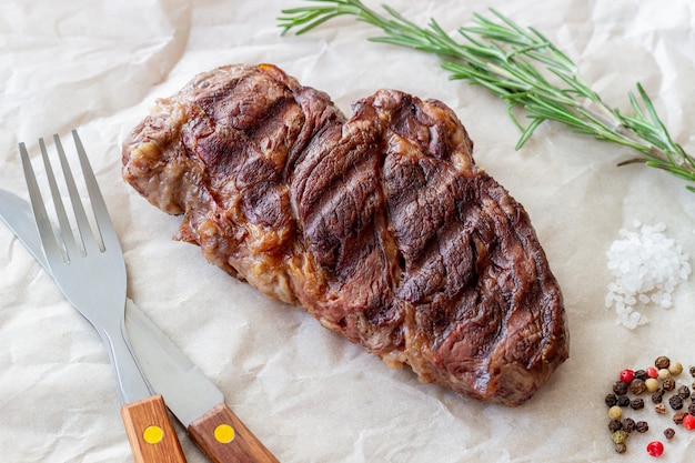 Steak de boeuf grillé.