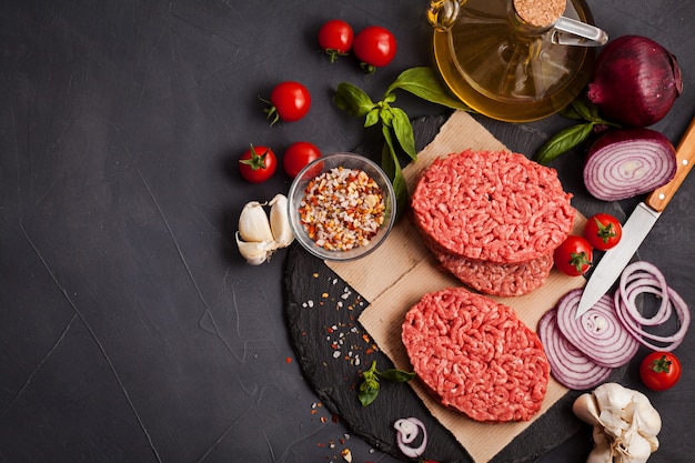 Steak de bœuf haché biologique cru fait maison