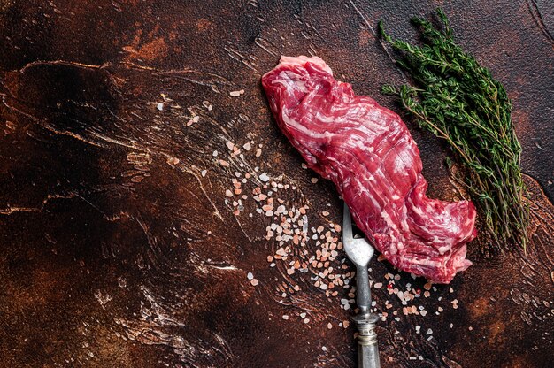 Steak de boeuf de jupe de machette crue sur la fourchette de viande