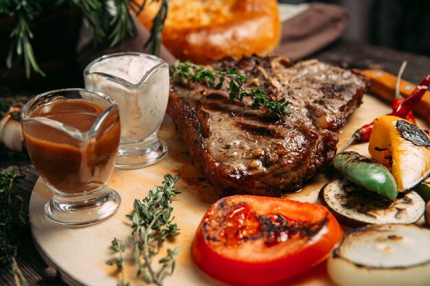 Photo steak de boeuf juteux avec légumes grillés à bord