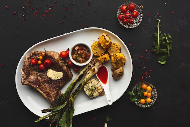 Steak de boeuf juteux servi au restaurant