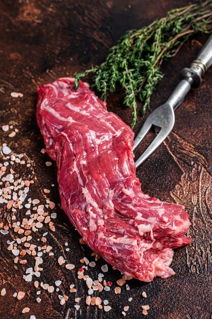 Steak de bœuf à la machette crue sur fourchette à viande