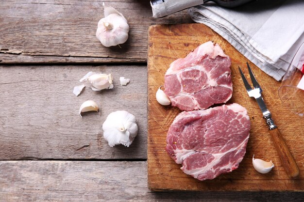 Steak de boeuf marbré et épices sur fond de bois