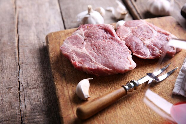 Steak de boeuf marbré et épices sur fond de bois