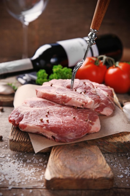 Steak de boeuf marbré et épices sur fond de bois