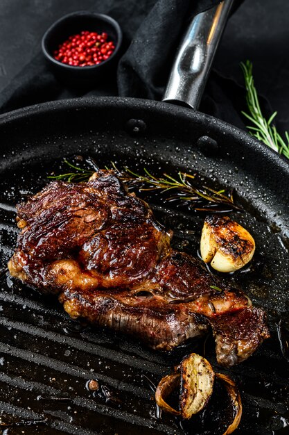 Steak de boeuf marbré sur une lèchefrite. Viande grillée. Viande de ferme biologique.