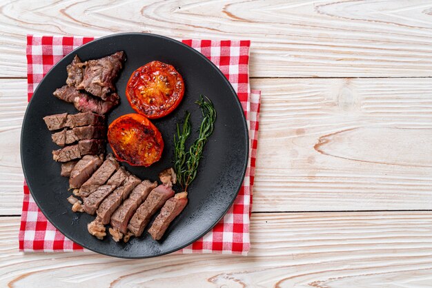 Steak de bœuf mi-saignant grillé