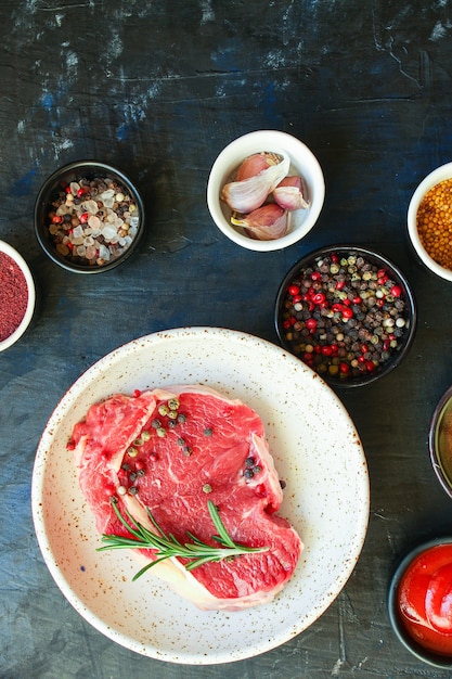 Steak de boeuf morceau de viande crue fraîche prêt à manger