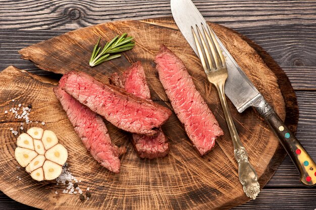 Steak de boeuf sur planche de bois