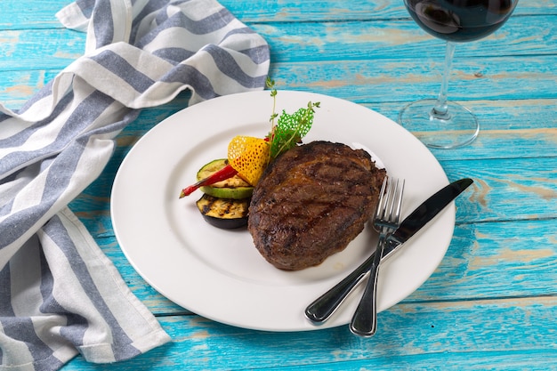 Steak de boeuf sur une planche de bois