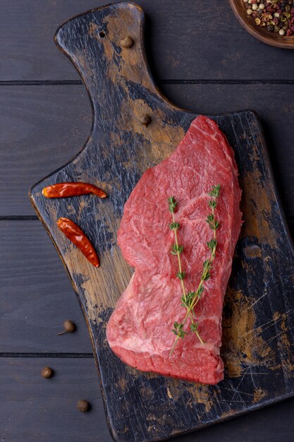 Steak de boeuf sur planche à découper