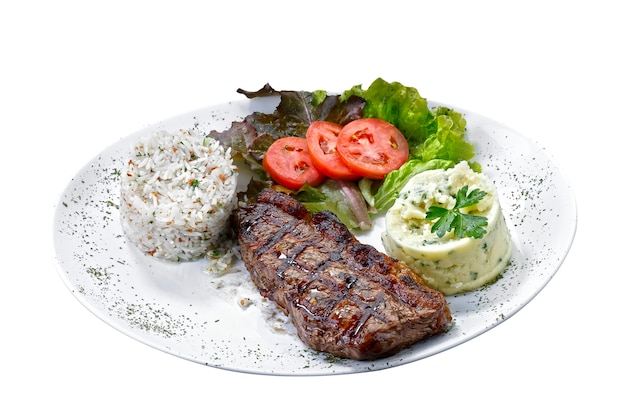 Steak de boeuf avec pommes de terre et riz en fond blanc isolé