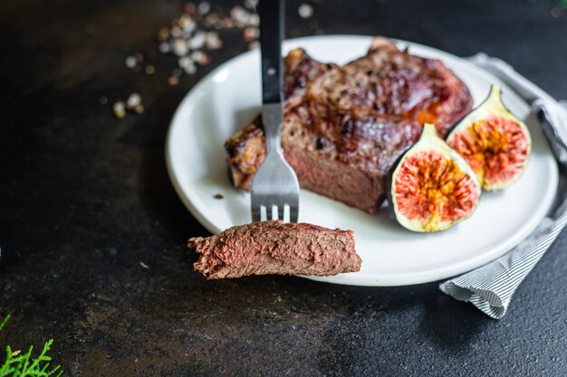 steak de bœuf ribeye bbq viande de veau grillée frite saignant ou moyen