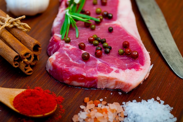 Photo steak de bœuf de ribeye cru non cuit sélection du boucher