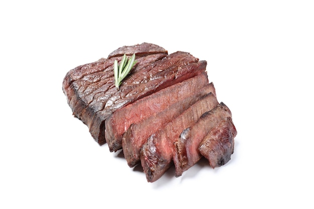 Steak de boeuf rôti isolé sur fond blanc